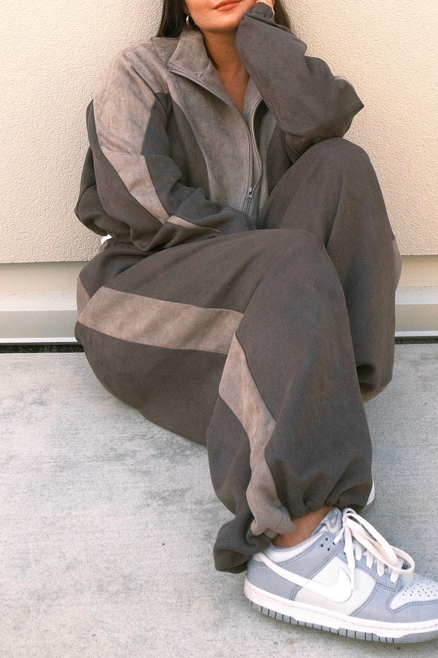 Minimalist oversized sweatpants and cropped jacket set in ash grey, featuring ultra-soft brushed fabric, adjustable ankle hems, and a wide waistband – one-size unisex streetwear style