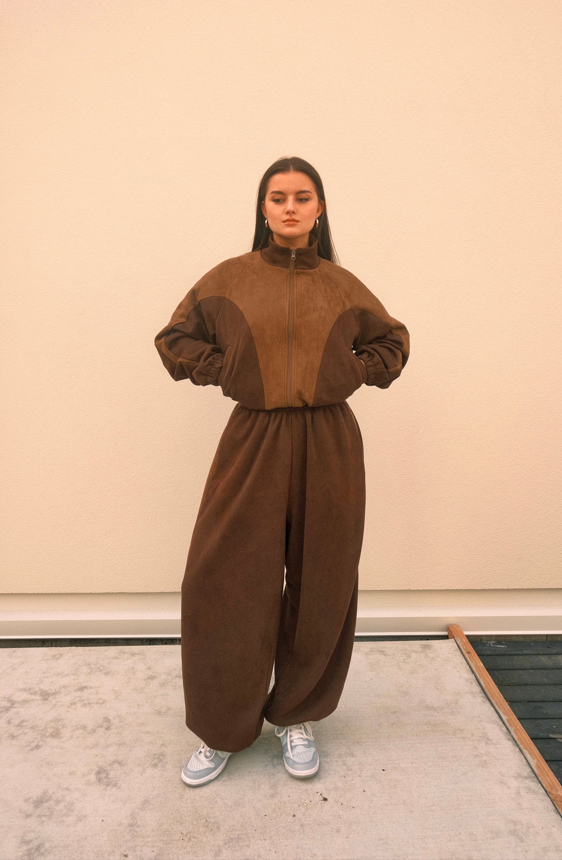 Women’s mocha brown tracksuit with cropped zip jacket and wide-leg sweatpants – soft brushed fabric, streetwear fit, and geometric cutouts with subtle branding.
